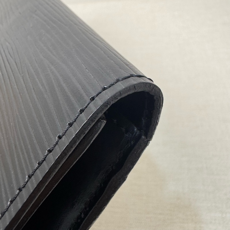 LV EPI水波紋黑色信封手拿包-15