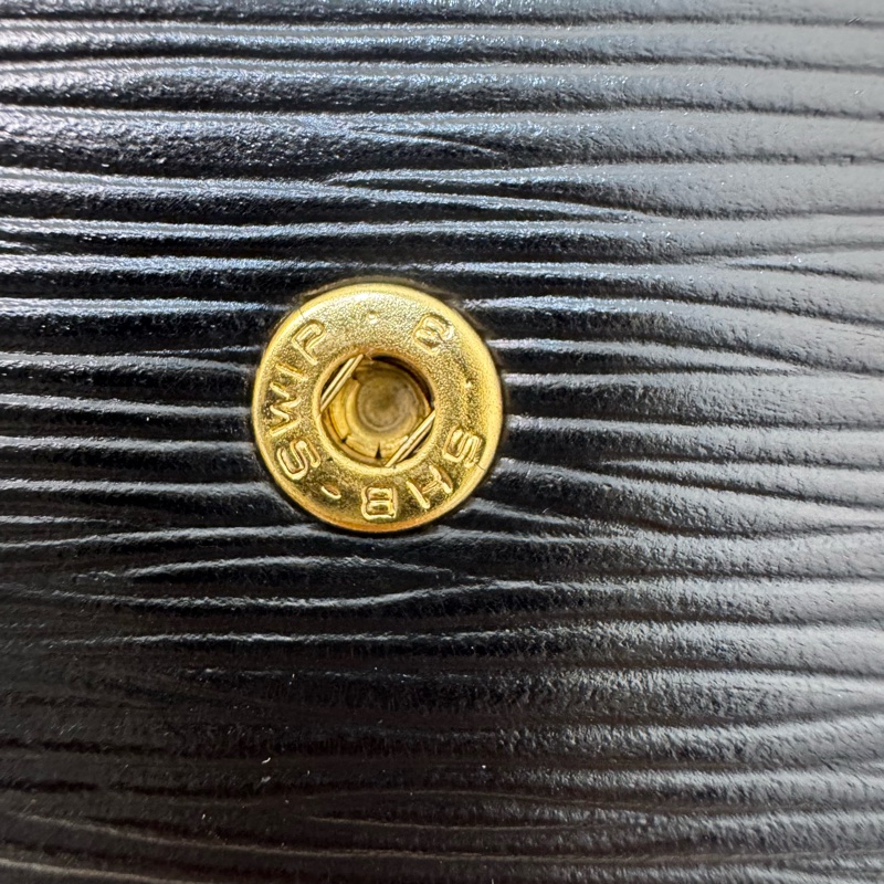 LV EPI水波紋黑色信封手拿包-21