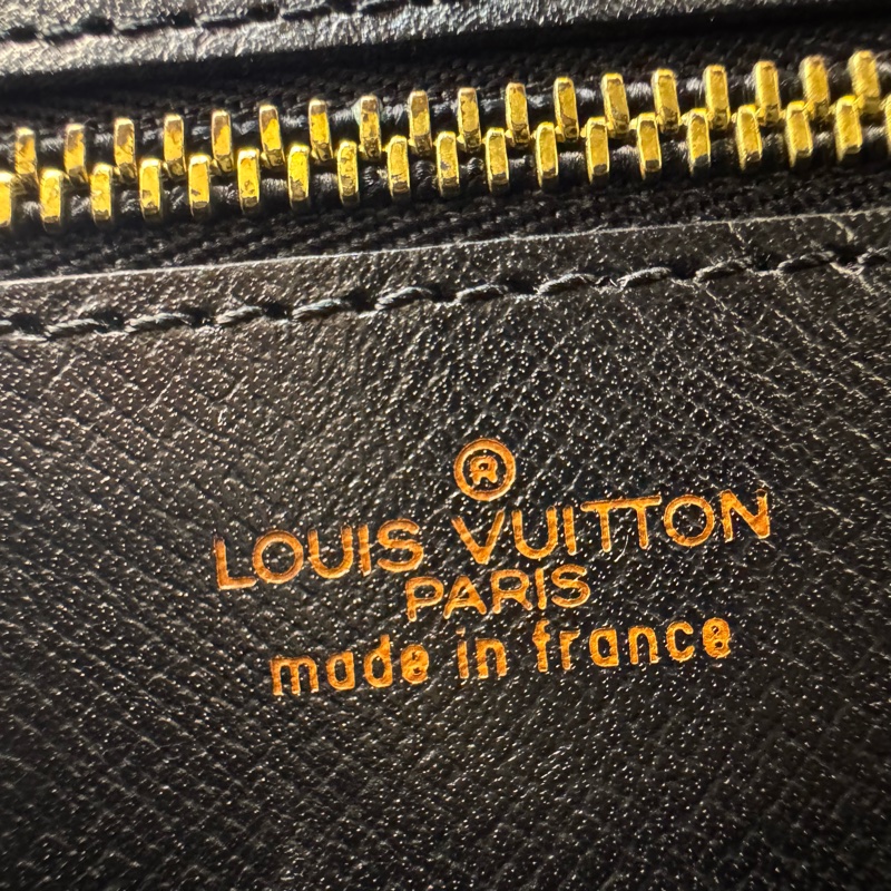 LV EPI水波紋黑色信封手拿包-24