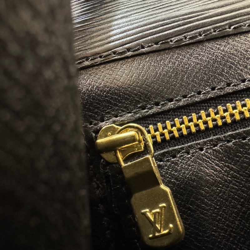 LV EPI水波紋黑色信封手拿包-25