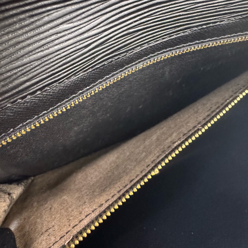 LV EPI水波紋黑色信封手拿包-27