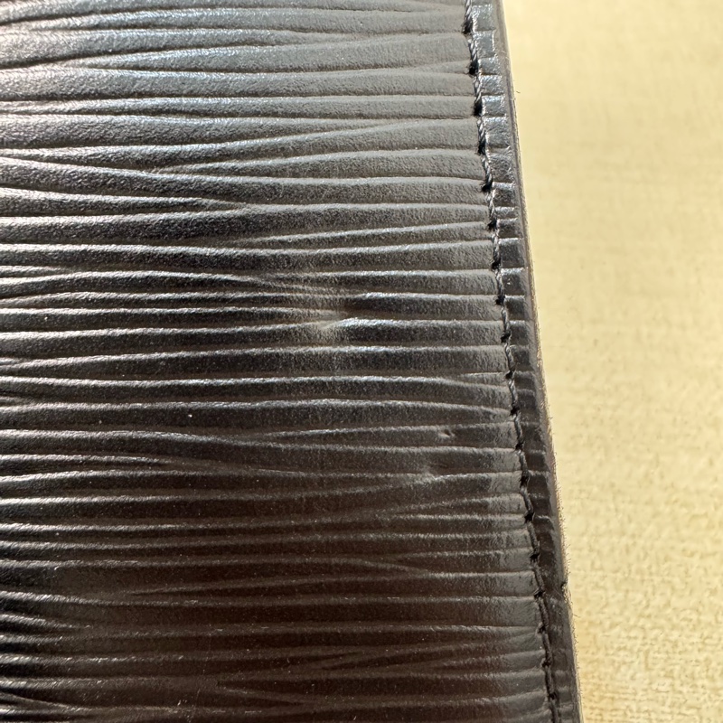 LV EPI水波紋黑色信封手拿包-29