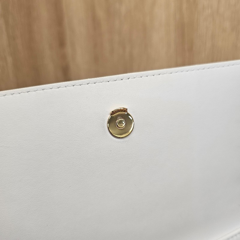 [ 出清甩賣😉] Burberry 白牛皮Lola下蓋斜背鏈包-22