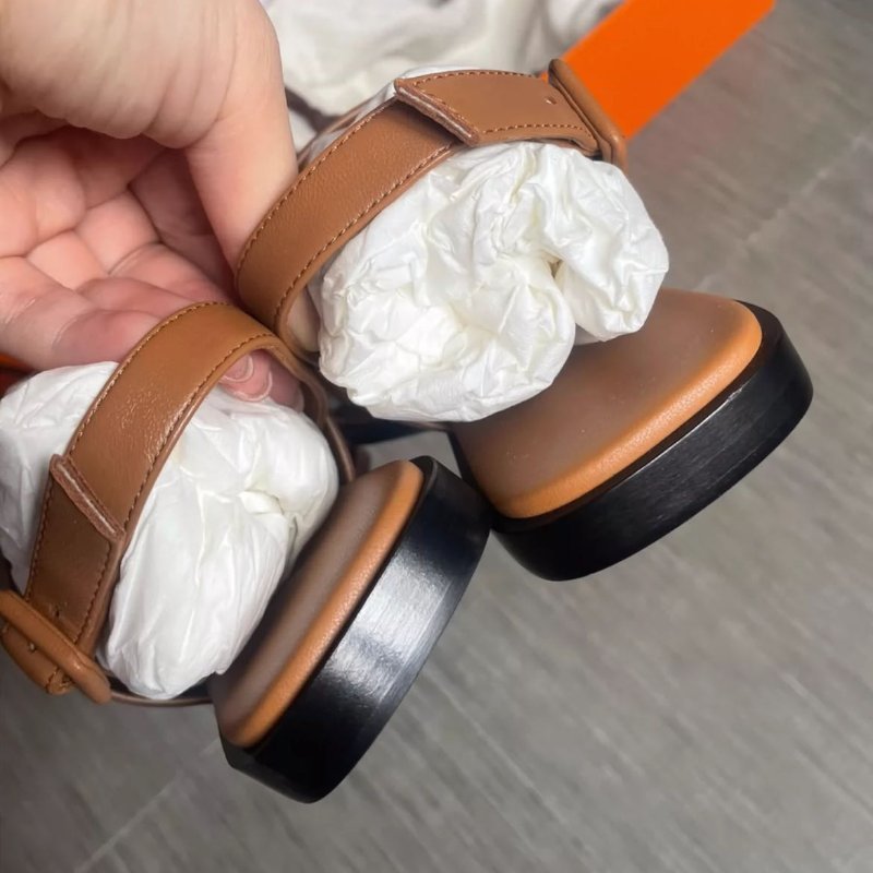 Hermes 23款Grace 棕色涼鞋 36號 全新閒置品 有一隻鞋底有點痕跡 不影響穿 配件塵袋 鞋盒 原價三萬多-2
