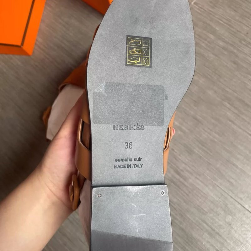 Hermes 23款Grace 棕色涼鞋 36號 全新閒置品 有一隻鞋底有點痕跡 不影響穿 配件塵袋 鞋盒 原價三萬多-3