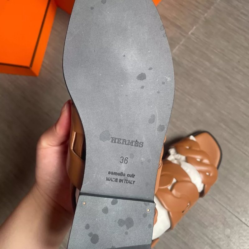 Hermes 23款Grace 棕色涼鞋 36號 全新閒置品 有一隻鞋底有點痕跡 不影響穿 配件塵袋 鞋盒 原價三萬多-4