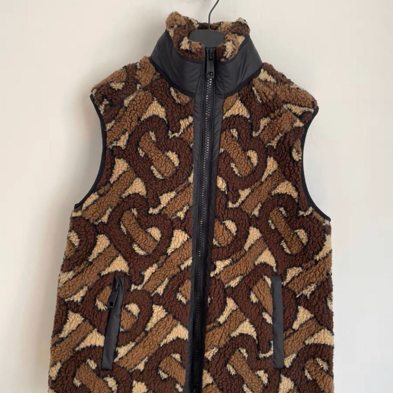 Burberry 泰迪熊羊羔絨 TB 拉鍊背心 全新僅試穿 42號,胸圍100以內都沒問題 原價五萬三-0