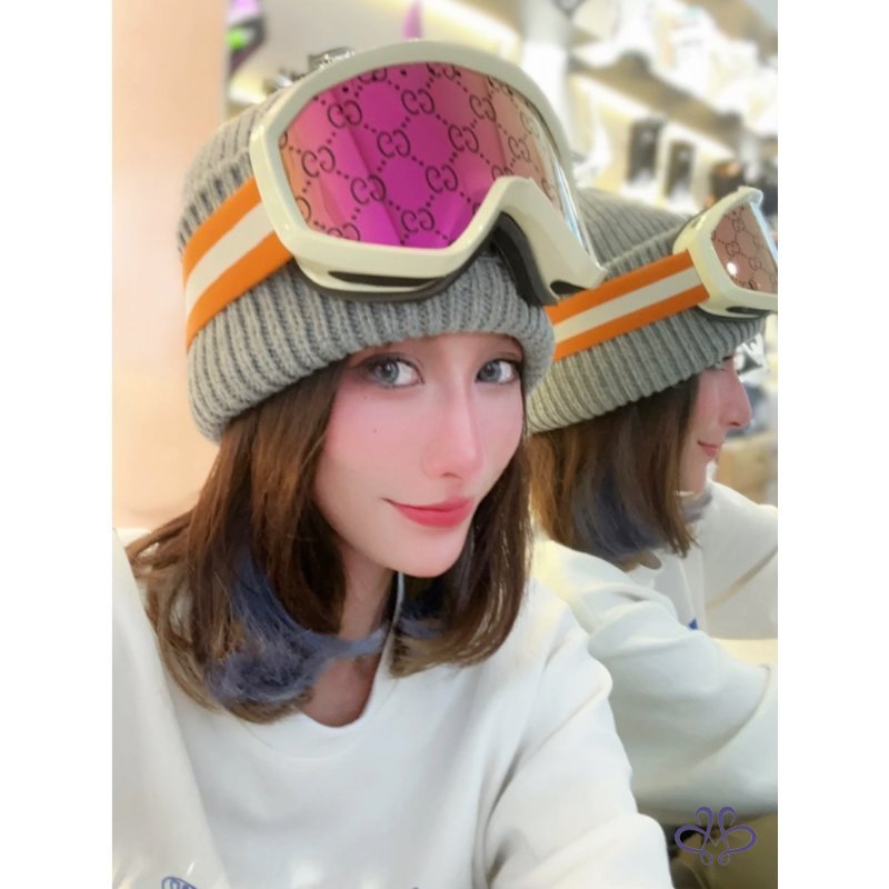 GUCCI 限量版主打款 粉桃色滿版logo 蔡司雙層防護鏡面白框造型雪鏡-1