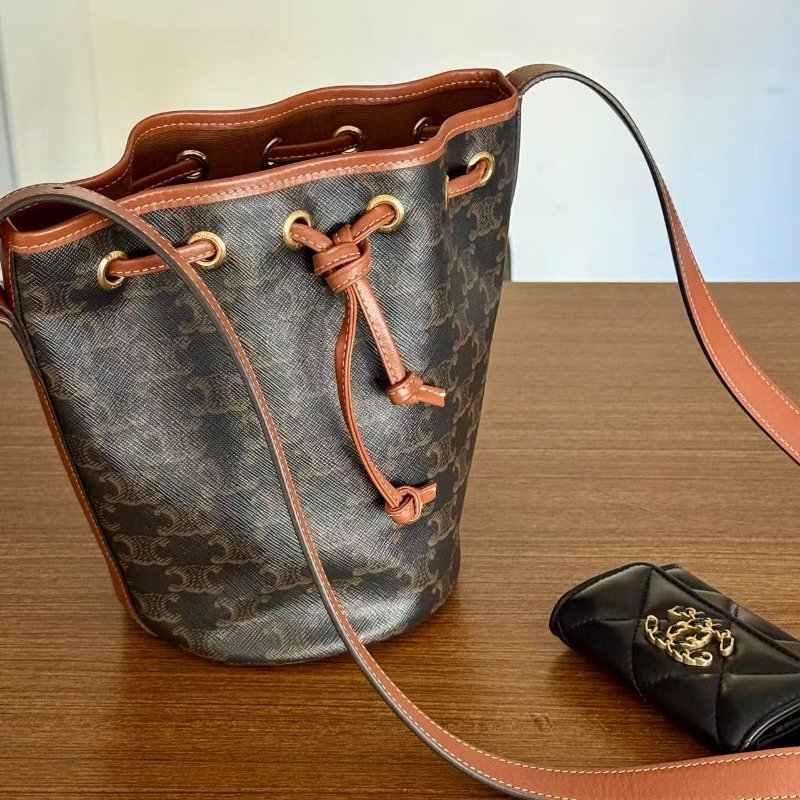 （超級熱門🔥CP 高）CELINE 賽琳 TRIOMPHE系列 經典印花 PVC帆布 牛皮飾邊 束口包 水桶包 斜背包-1