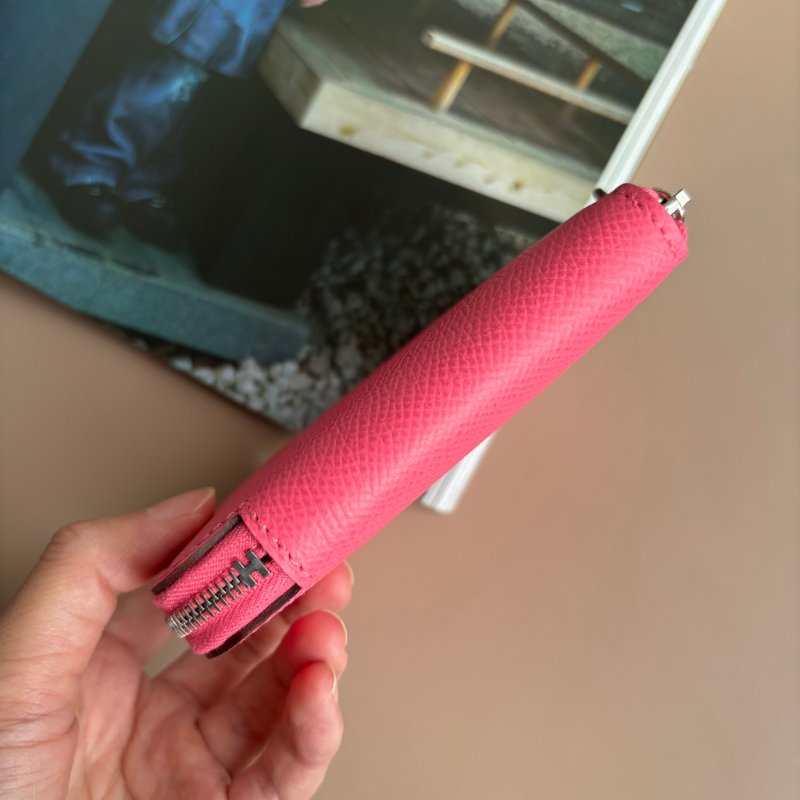 ::HERMES 愛馬仕:: C刻Silk In系列玫瑰杜鵑粉色牛皮拉鍊絲巾短夾-3