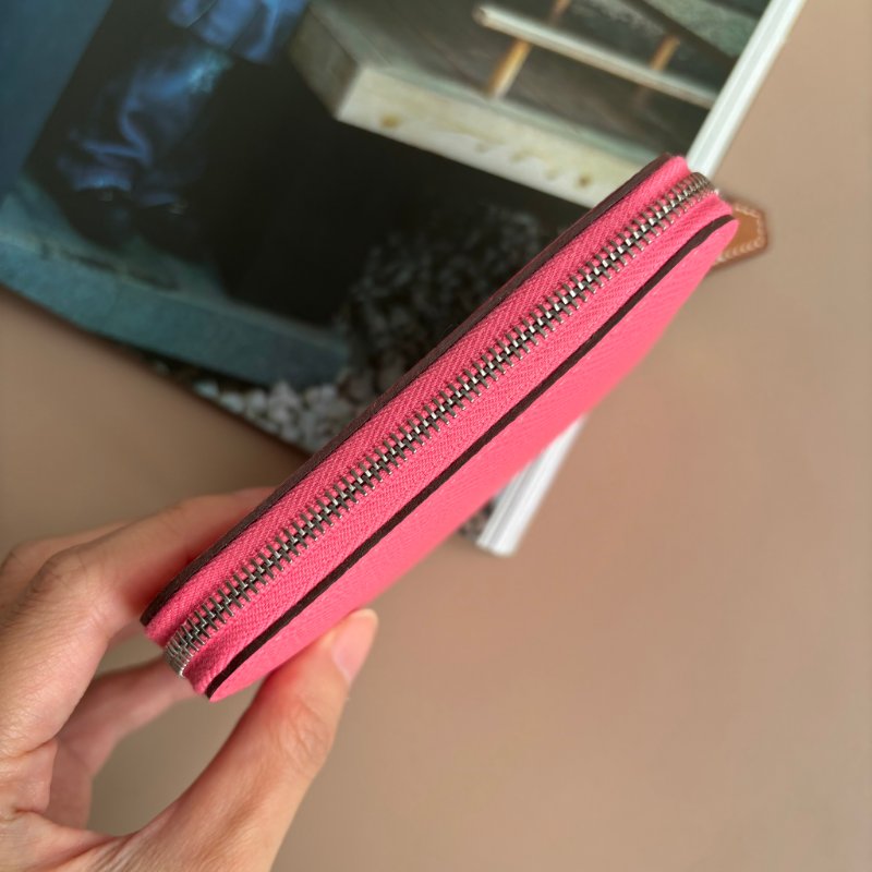 ::HERMES 愛馬仕:: C刻Silk In系列玫瑰杜鵑粉色牛皮拉鍊絲巾短夾-4