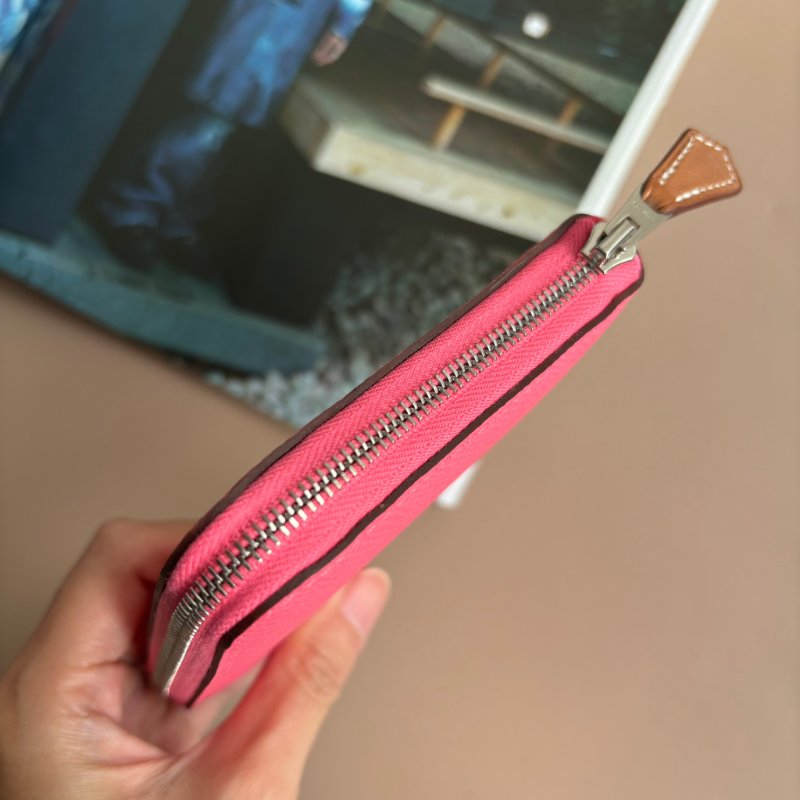 ::HERMES 愛馬仕:: C刻Silk In系列玫瑰杜鵑粉色牛皮拉鍊絲巾短夾-5