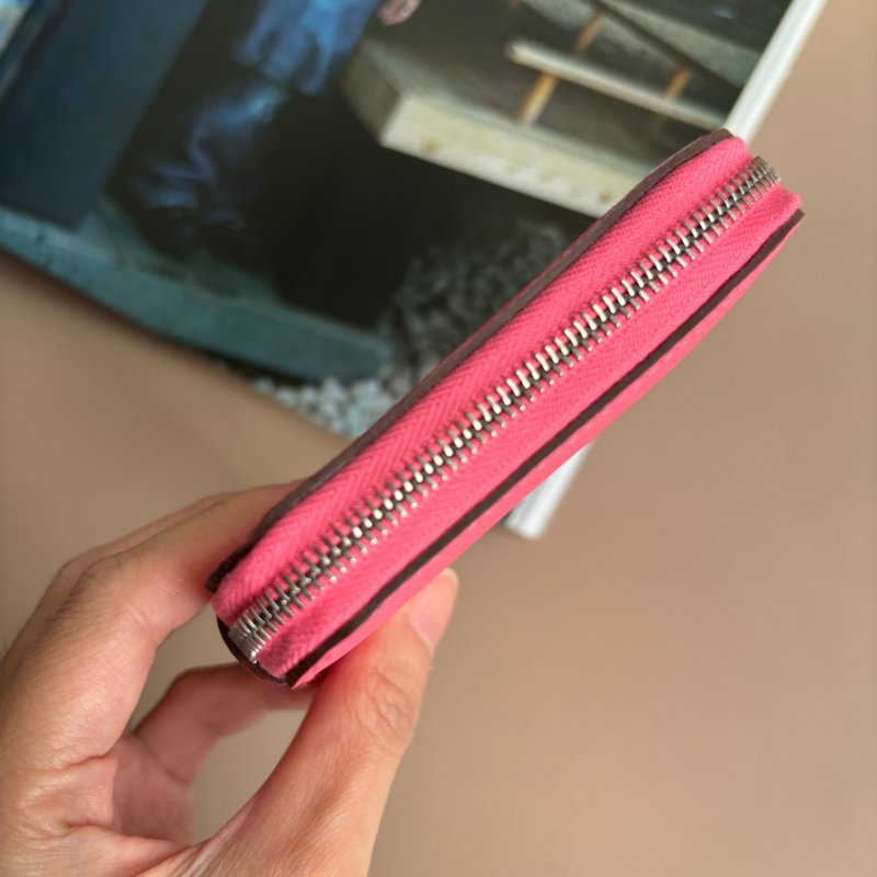 ::HERMES 愛馬仕:: C刻Silk In系列玫瑰杜鵑粉色牛皮拉鍊絲巾短夾-6