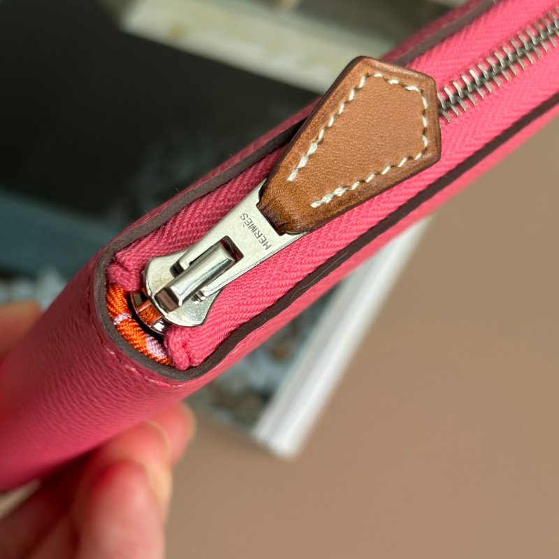 ::HERMES 愛馬仕:: C刻Silk In系列玫瑰杜鵑粉色牛皮拉鍊絲巾短夾-7
