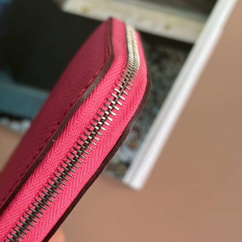 ::HERMES 愛馬仕:: C刻Silk In系列玫瑰杜鵑粉色牛皮拉鍊絲巾短夾-9