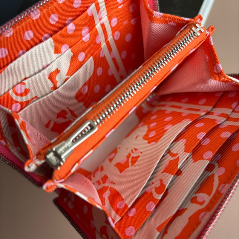 ::HERMES 愛馬仕:: C刻Silk In系列玫瑰杜鵑粉色牛皮拉鍊絲巾短夾-15