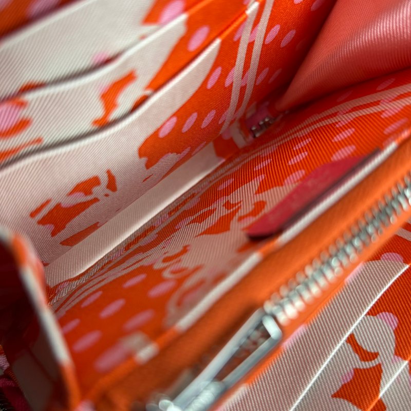 ::HERMES 愛馬仕:: C刻Silk In系列玫瑰杜鵑粉色牛皮拉鍊絲巾短夾-17