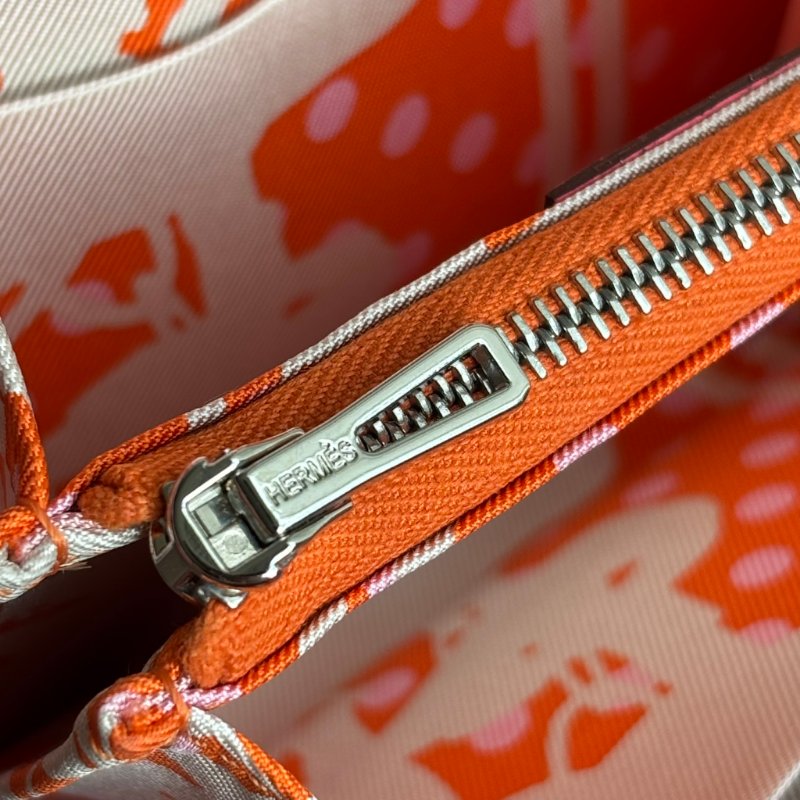 ::HERMES 愛馬仕:: C刻Silk In系列玫瑰杜鵑粉色牛皮拉鍊絲巾短夾-18