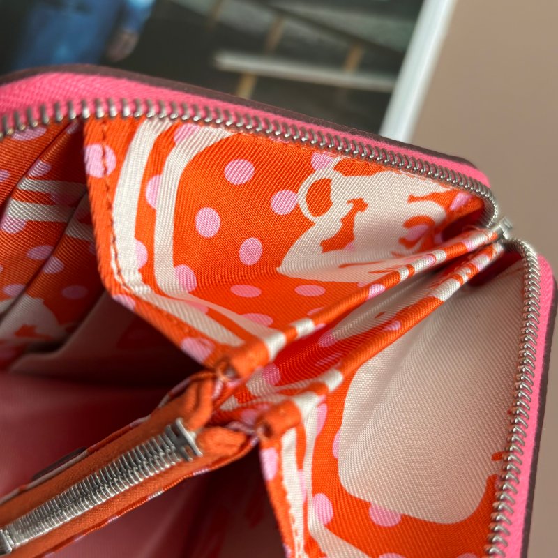 ::HERMES 愛馬仕:: C刻Silk In系列玫瑰杜鵑粉色牛皮拉鍊絲巾短夾-19