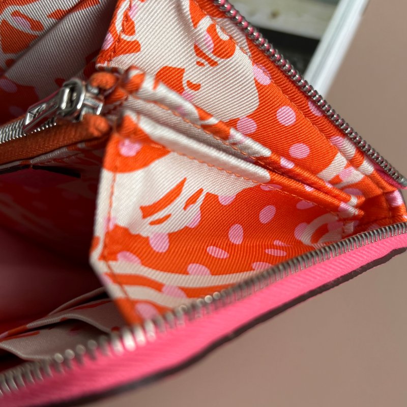 ::HERMES 愛馬仕:: C刻Silk In系列玫瑰杜鵑粉色牛皮拉鍊絲巾短夾-21