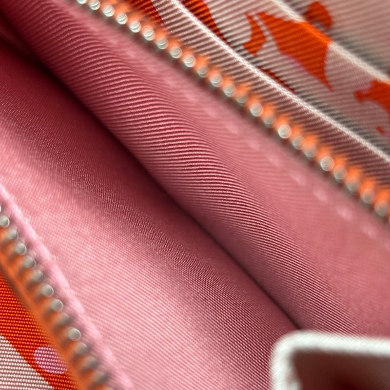 ::HERMES 愛馬仕:: C刻Silk In系列玫瑰杜鵑粉色牛皮拉鍊絲巾短夾-25