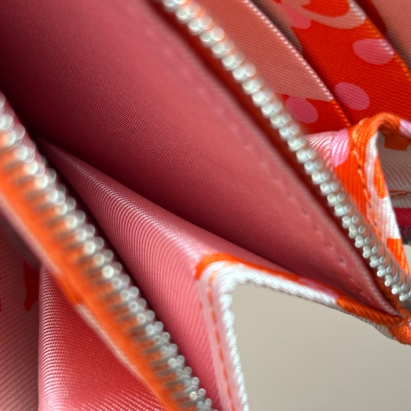 ::HERMES 愛馬仕:: C刻Silk In系列玫瑰杜鵑粉色牛皮拉鍊絲巾短夾-27