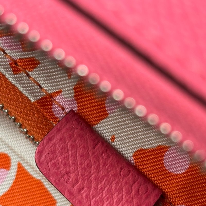 ::HERMES 愛馬仕:: C刻Silk In系列玫瑰杜鵑粉色牛皮拉鍊絲巾短夾-29