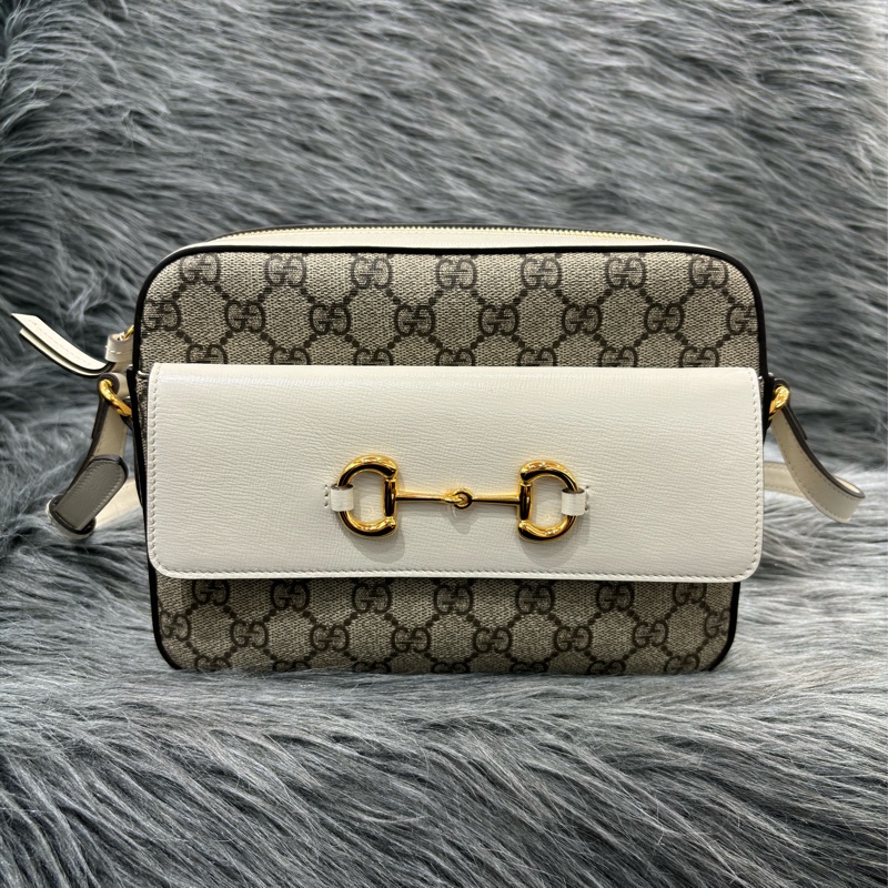 GUCCI 645454 Horsebit 1955 GG 咖啡色PU 乳白色牛皮 馬銜釦 拉鍊包 斜背包 相機包 肩背包-0