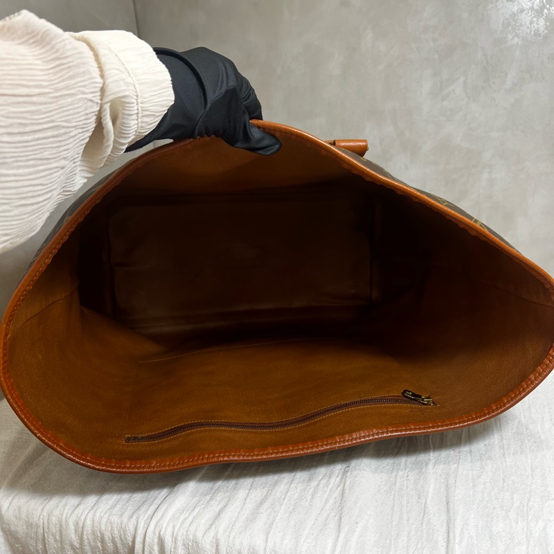 Lv 經典老花紅皮購物包-21