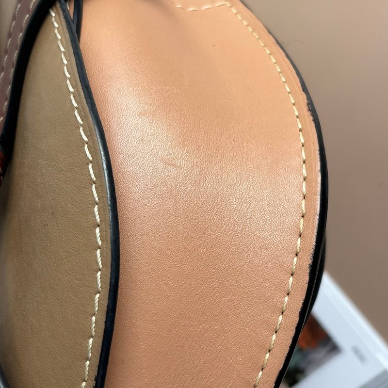 ::LOEWE:: GATE沙色拼接駝色天然小牛皮斜背包馬鞍側背包(小)-17