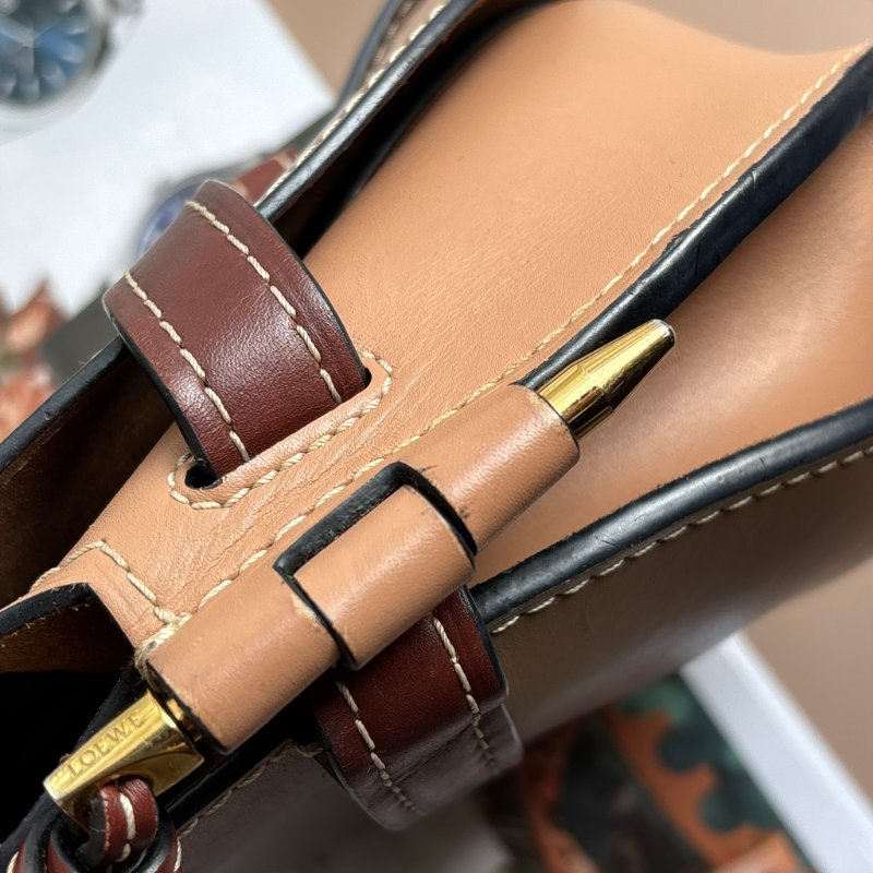 ::LOEWE:: GATE沙色拼接駝色天然小牛皮斜背包馬鞍側背包(小)-20