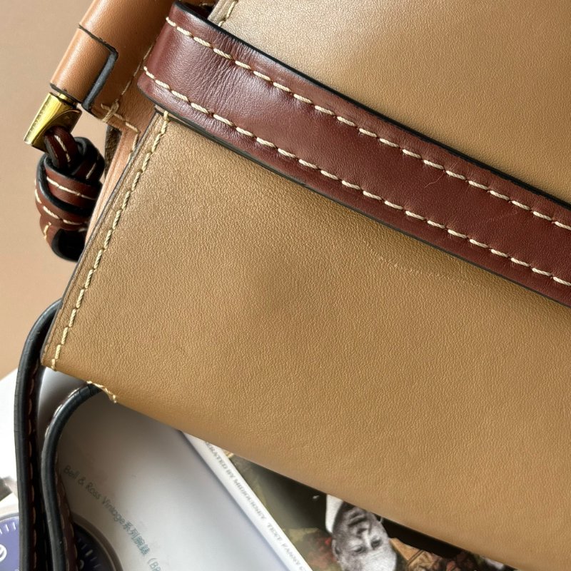 ::LOEWE:: GATE沙色拼接駝色天然小牛皮斜背包馬鞍側背包(小)-31