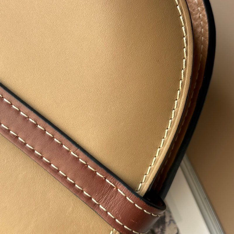 ::LOEWE:: GATE沙色拼接駝色天然小牛皮斜背包馬鞍側背包(小)-34