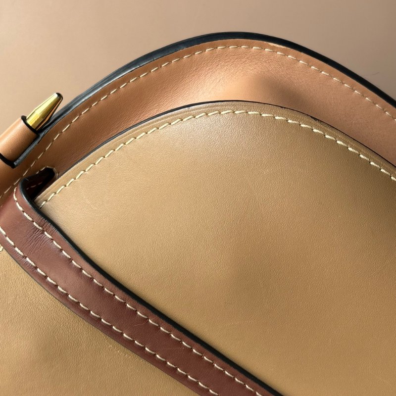 ::LOEWE:: GATE沙色拼接駝色天然小牛皮斜背包馬鞍側背包(小)-37