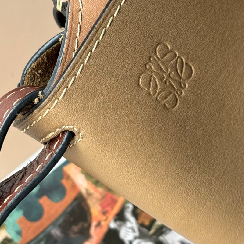 ::LOEWE:: GATE沙色拼接駝色天然小牛皮斜背包馬鞍側背包(小)-47