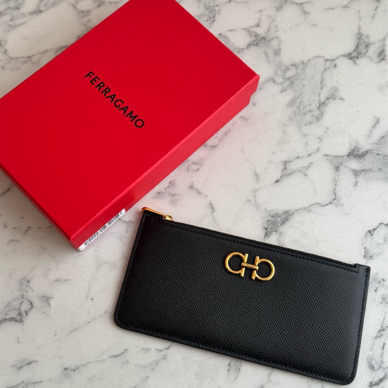 Ferragamo黑防刮牛皮金logo一字拉鏈扁零錢包👛-0