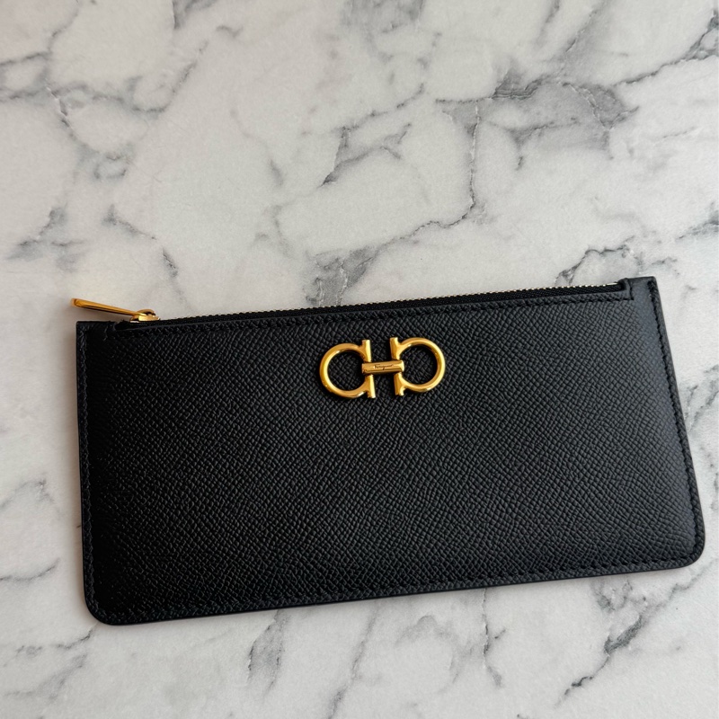 Ferragamo黑防刮牛皮金logo一字拉鏈扁零錢包👛-1