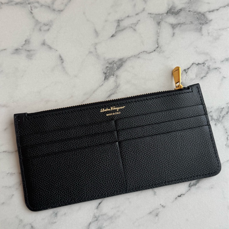 Ferragamo黑防刮牛皮金logo一字拉鏈扁零錢包👛-2