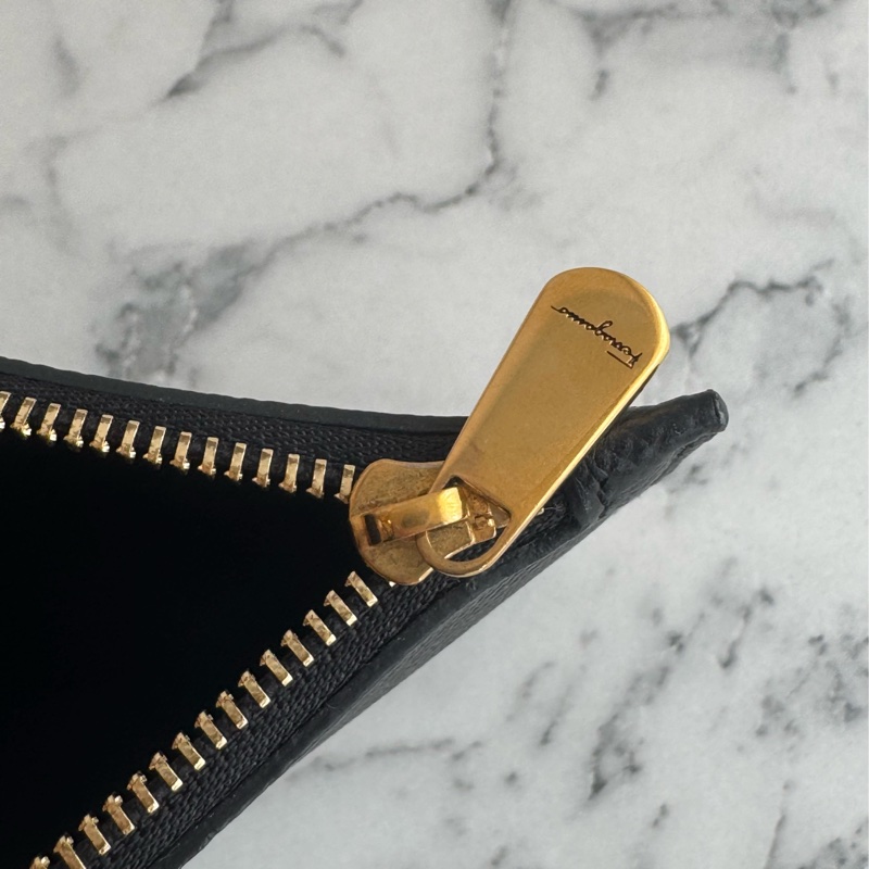Ferragamo黑防刮牛皮金logo一字拉鏈扁零錢包👛-11