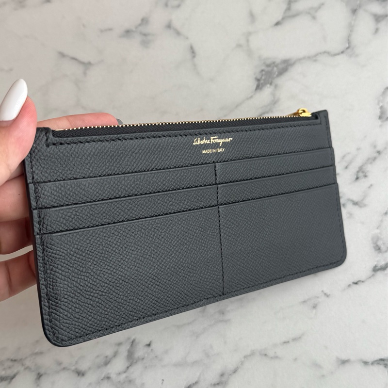 Ferragamo黑防刮牛皮金logo一字拉鏈扁零錢包👛-17