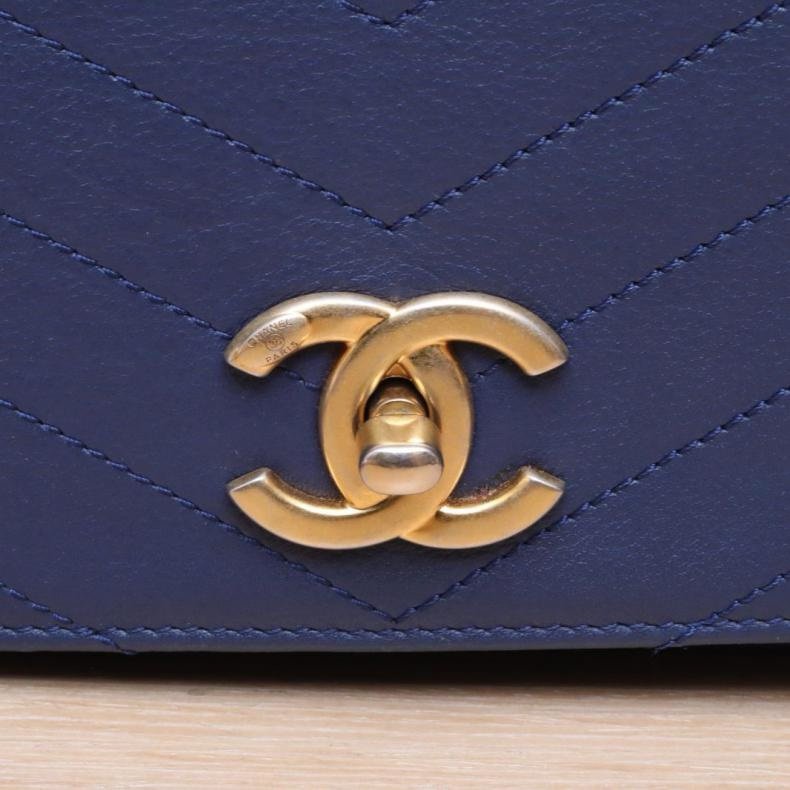 CHANEL(香奈兒) 藍色 25開 金扣 V紋郵差包 單肩包-7