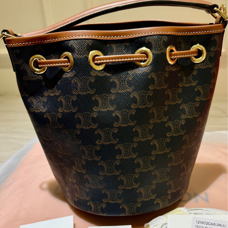 Celine 新款Clara 老花抽繩水桶包小號 全新正品 #celine水桶包 #黃褐色 #現貨在台 #超難搶尺寸-6
