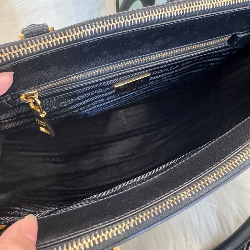 Prada 黑防刮皮殺手包-7