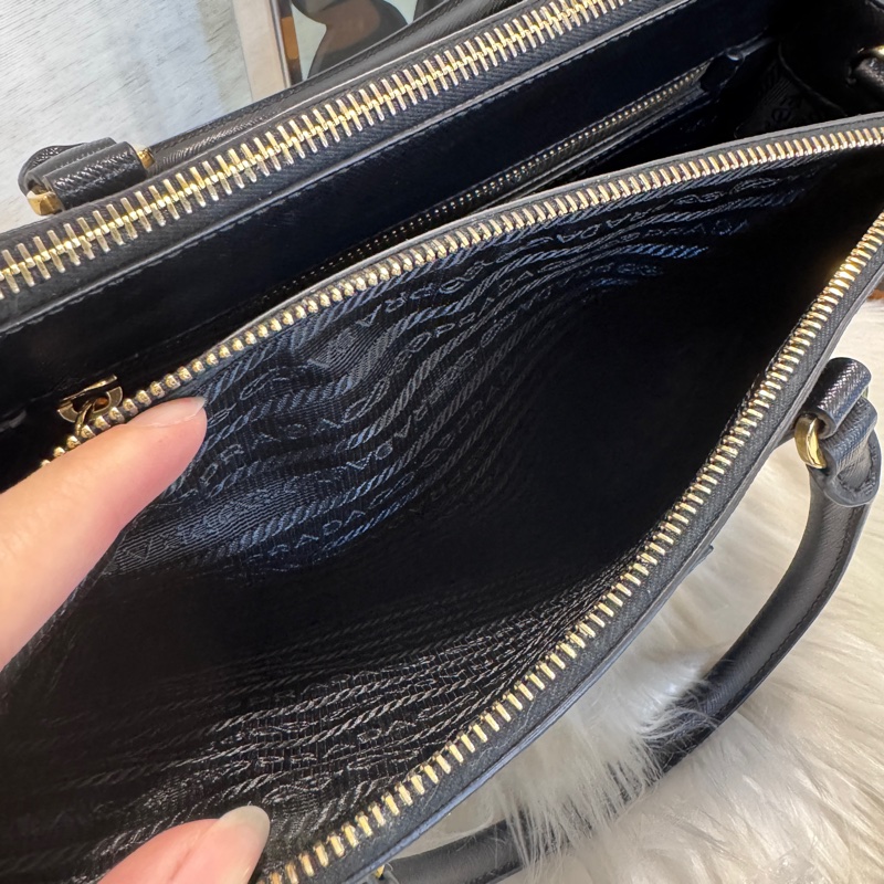 Prada 黑防刮皮殺手包-9