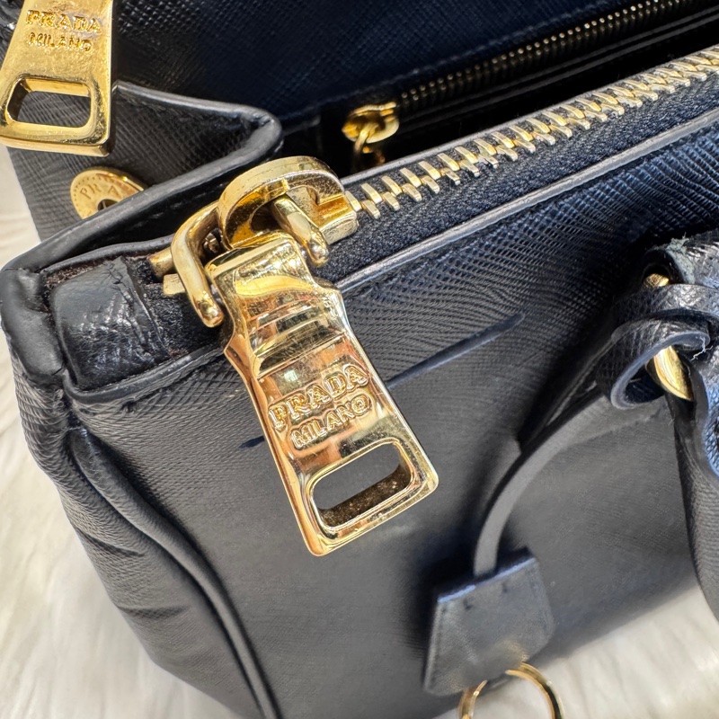 Prada 黑防刮皮殺手包-12