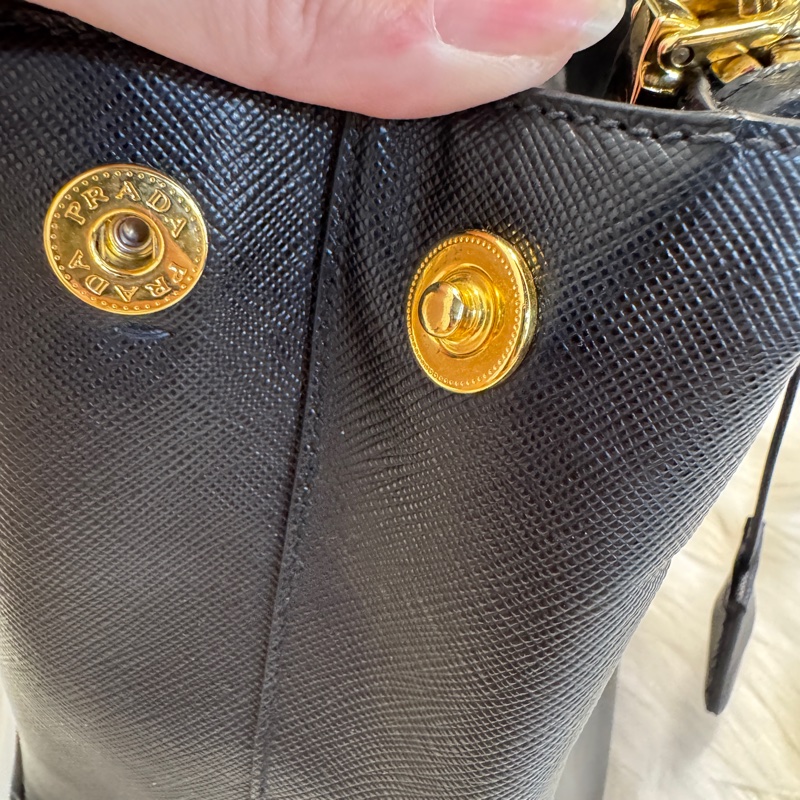 Prada 黑防刮皮殺手包-13
