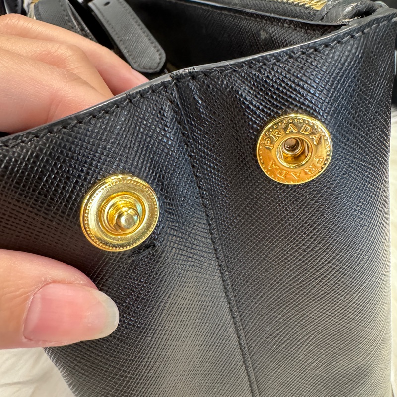 Prada 黑防刮皮殺手包-14