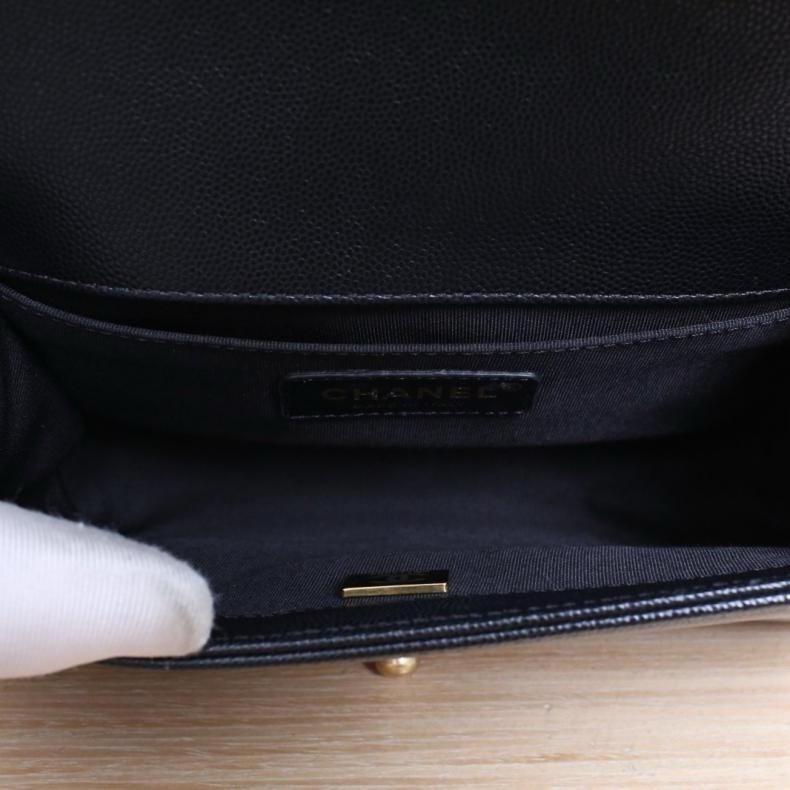 CHANEL(香奈兒) Leboy 小號 20.5cm 黑色 荔枝 晶片開 金扣 菱格紋-8