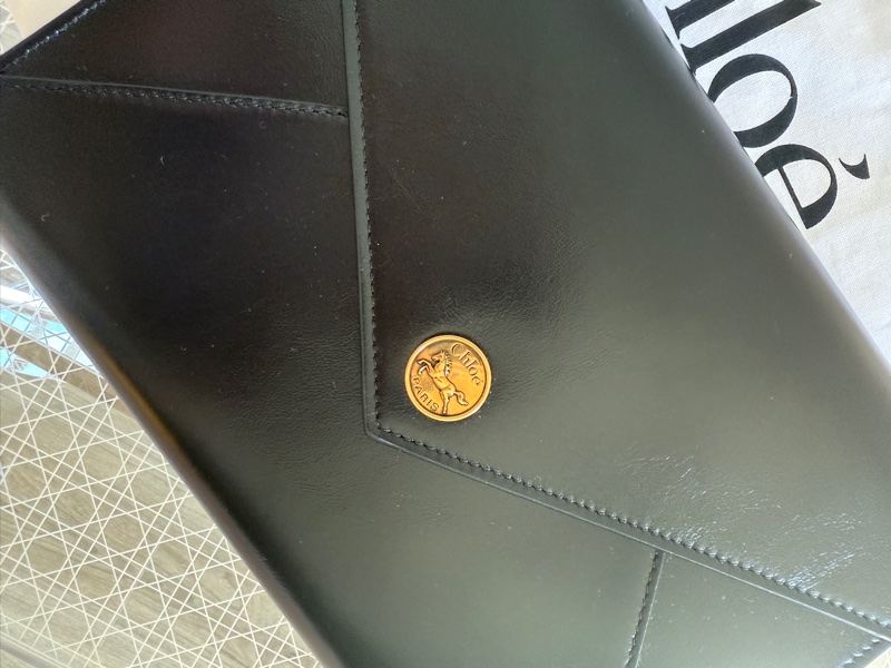 全新未使用 Chloe 金幣釦牛皮收納包 信封包-1