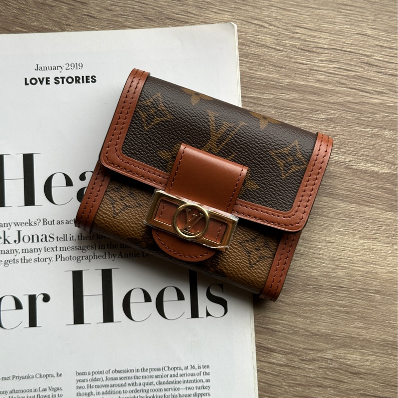 ‎˗ˏˋ 時髦收割機 º· 𓈒꙳ ‎˖ Louis Vuitton M68725 閒置未使用 全膠膜未撕 Dauphine 三折短夾-0
